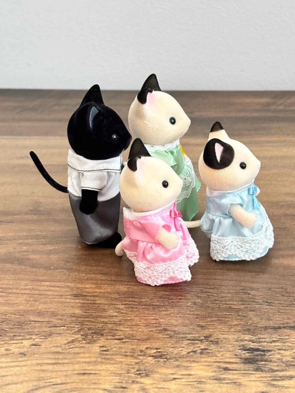 Calico Critters Sylvanian Families  Tuxedo Cat Family SET 4 Figures With Clothes - Picture 7 of 11